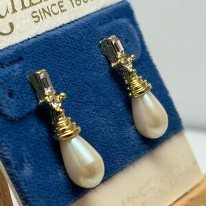 Vtg style Gold and pearl Drop Earrings